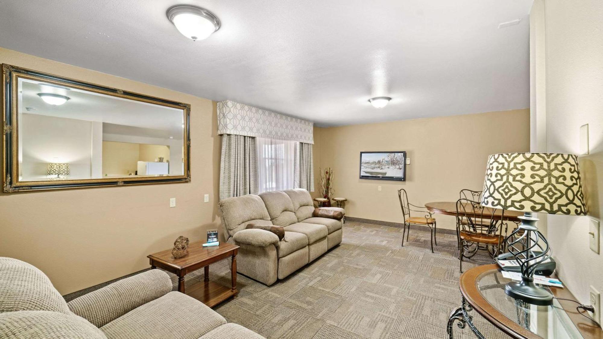 Clarion Hotel & Suites Fairbanks Near Ft Wainwright Dış mekan fotoğraf